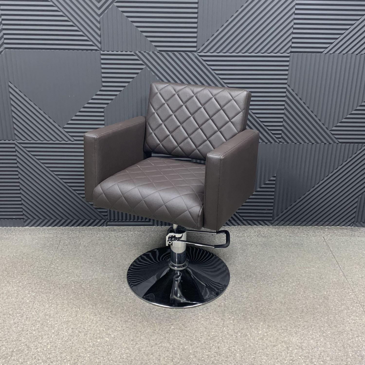 kreslo-parikmaherskoe-viva-de-lux-rombo-ot-3sht-15000r-tyomno-korichnevyy-1.jpg Кресло парикмахерское VIVA — изображение 1