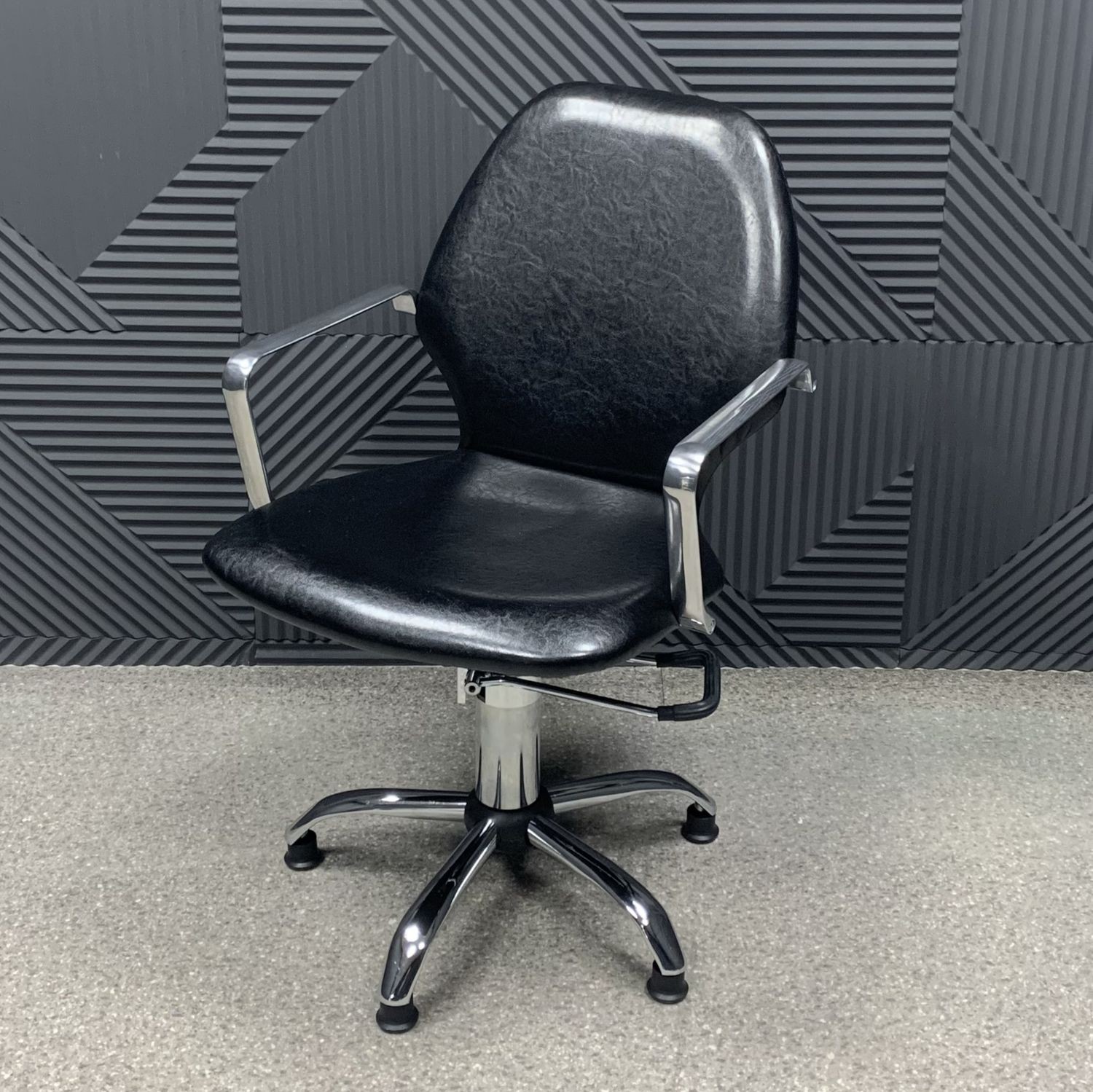 kreslo-parikmaherskoe-yuma-2-ot-5sht-12500r_3-1.jpg Кресло парикмахерское Юма — изображение 1